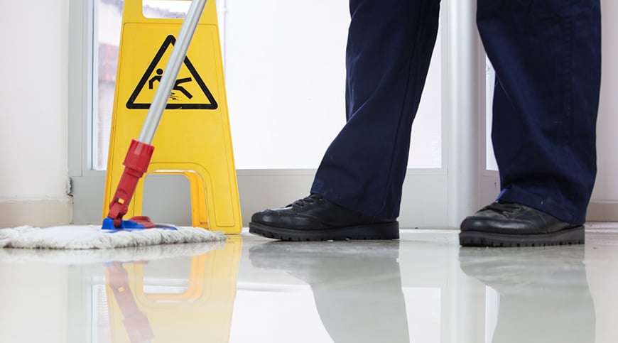 عامل تنظيف منازل وفلل من شركة أجواء يقوم بعمله باحترافية في الرياض